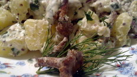 теплый картофельный салат с лисичками и сметанным соусом