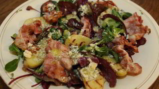 Теплый салат с картофелем и беконом