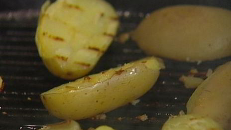 теплый салат с картофелем и беконом