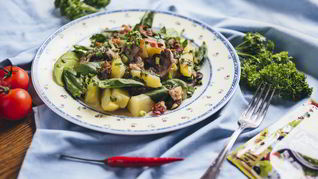 Теплый салат с молодым картофелем и хрустящим беконом