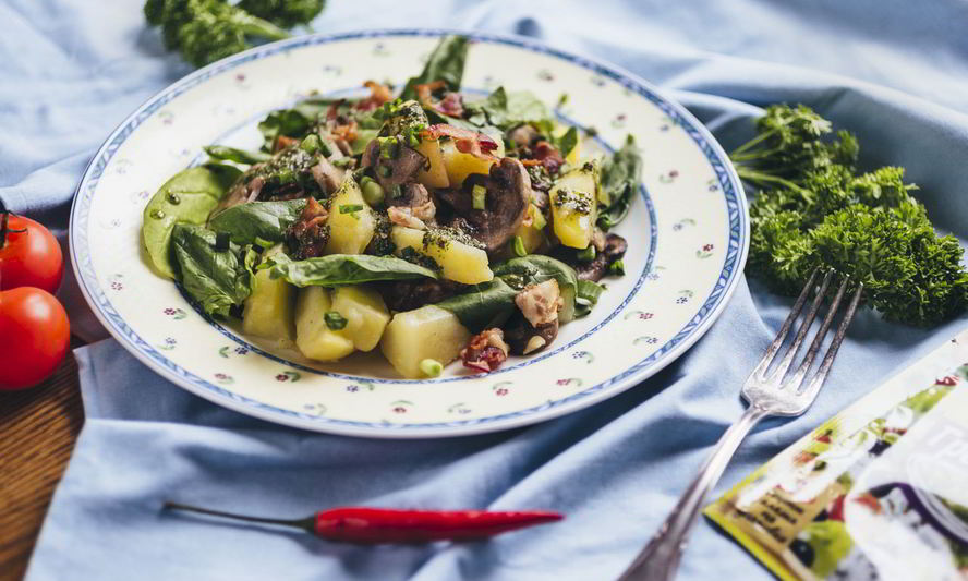 Рецепт теплого салата с молодым картофелем и хрустящим беконом