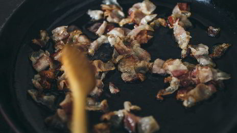 теплый салат с молодым картофелем и хрустящим беконом