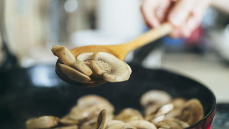 теплый салат с молодым картофелем и хрустящим беконом