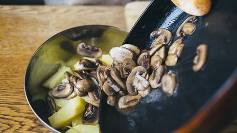 теплый салат с молодым картофелем и хрустящим беконом