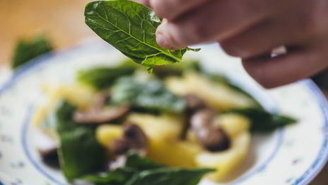 теплый салат с молодым картофелем и хрустящим беконом