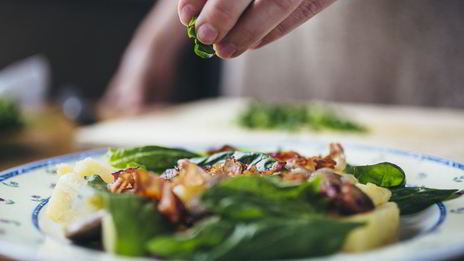 теплый салат с молодым картофелем и хрустящим беконом