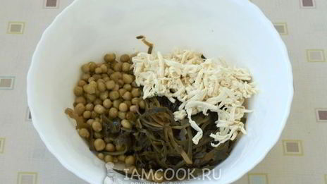 крабовый салат с морской капустой