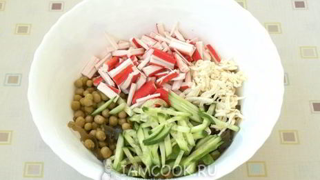 крабовый салат с морской капустой