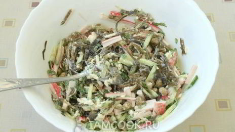 крабовый салат с морской капустой