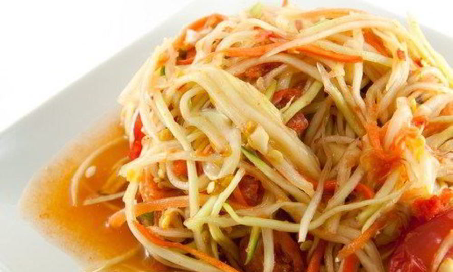 Рецепт легкого салата из зеленой папайи и сладкого лука с лаймовой заправкой