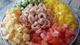 Легкий салат с креветками