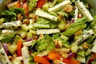 Легкий салат с тыквенно-айвовой заправкой