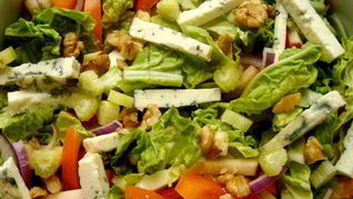 Легкий салат с тыквенно-айвовой заправкой