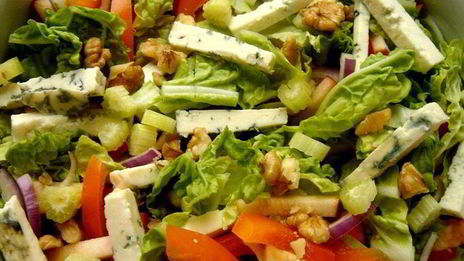 легкий салат с тыквенно-айвовой заправкой