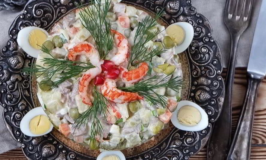 Рецепт королевского оливье с отварной телятиной и раковыми шейками