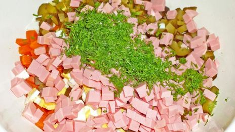 оливье классический с солеными огурцами