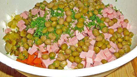 оливье классический с солеными огурцами