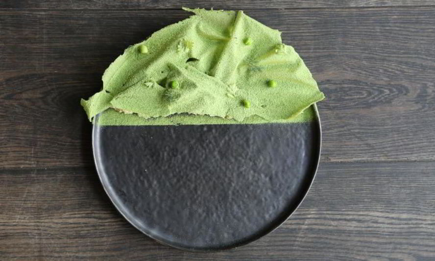 Рецепт оливье с домашним майонезом на жженом масле и чипсами из зеленого горошка