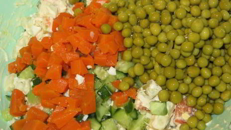 оливье с форелью и красной икрой