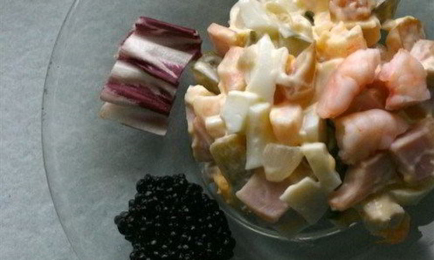 Рецепт оливье с креветками и каперсами