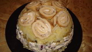 Оливье с омлетными рулетиками