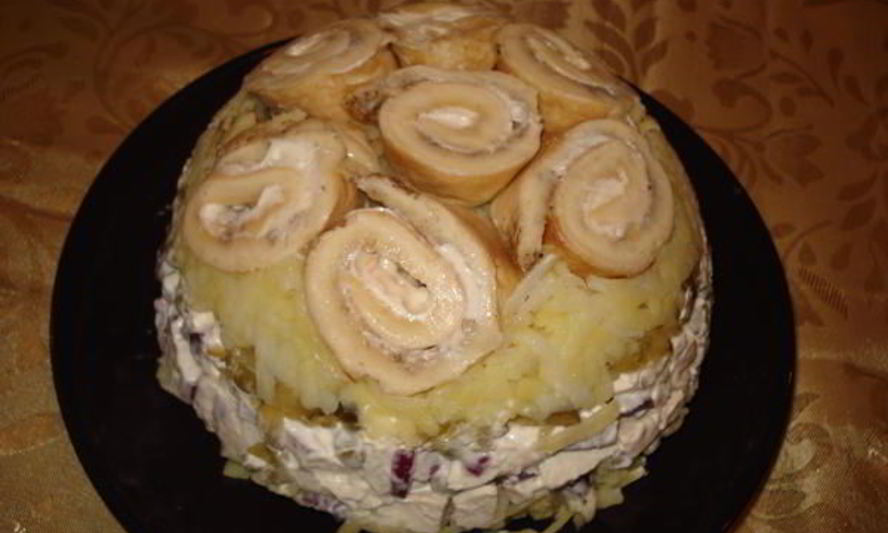 Рецепт оливье с омлетными рулетиками