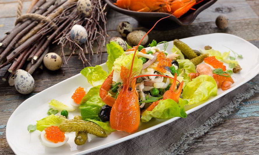 Рецепт оливье с перепелками и раковыми шейками