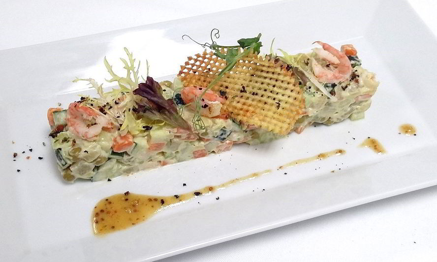 Рецепт постного оливье с креветками и медово-горчичным соусом