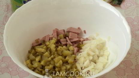 салат оливье с колбасой и горошком