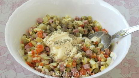 салат оливье с колбасой и горошком