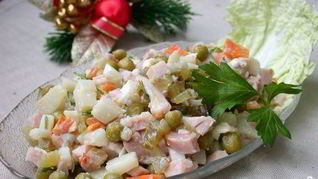 Салат Оливье с копченой курицей