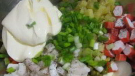 салат оливье с крабовыми палочками