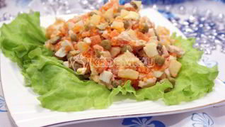Салат Оливье с курицей и икорной закуской