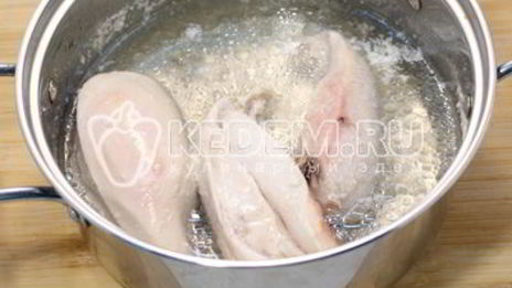 салат оливье с курицей и икорной закуской