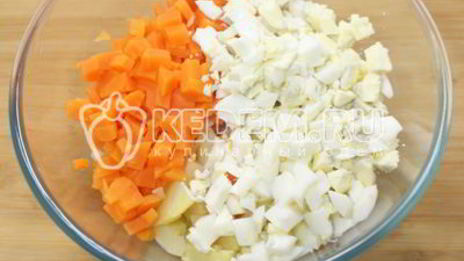 салат оливье с курицей и икорной закуской