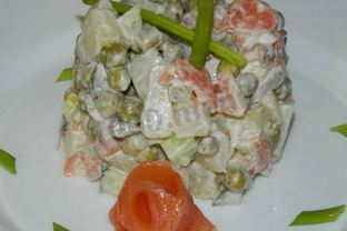 Салат оливье с семгой и огурцом