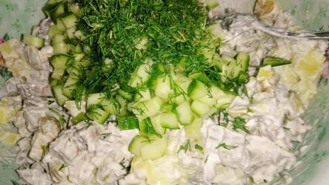 салат оливье с языком и свежим огурцом