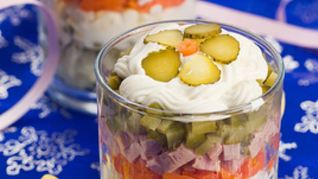 Салат Оливье , сервированный в стакане