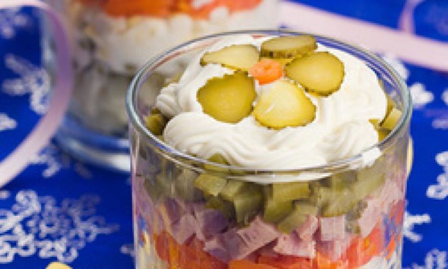 Рецепт салата оливье , сервированный в стакане