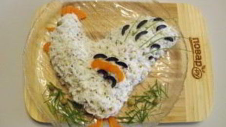 салат оливье в виде петуха