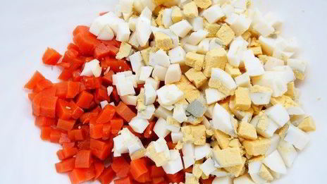 современный оливье с авокадо