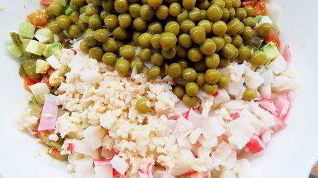 современный оливье с авокадо