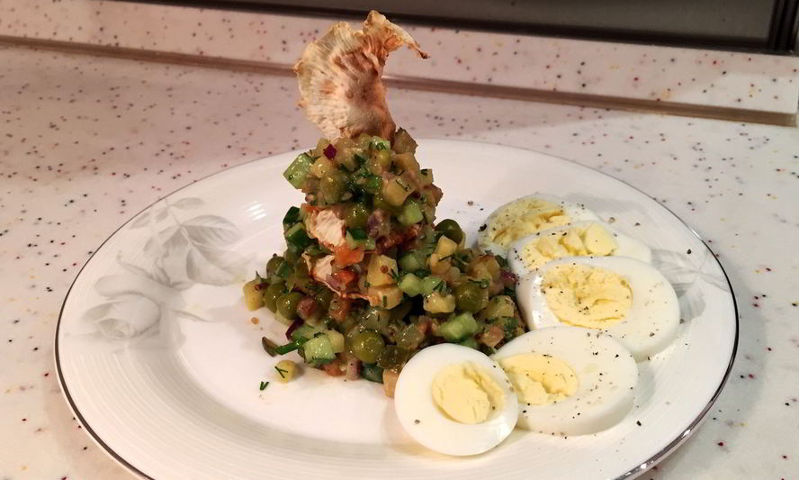 Рецепт вегетарианского оливье с сельдереем и горчичным соусом