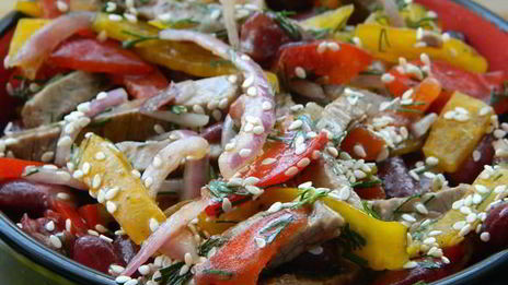 овощной салат с говядиной