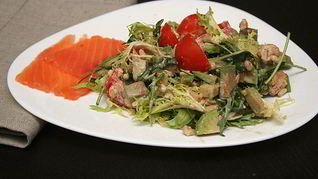 Салат из авокадо и рукколы