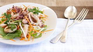 Салат из кальмаров и огурцов