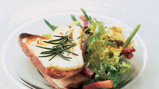 Салат из халлуми, панчетты и фасоли