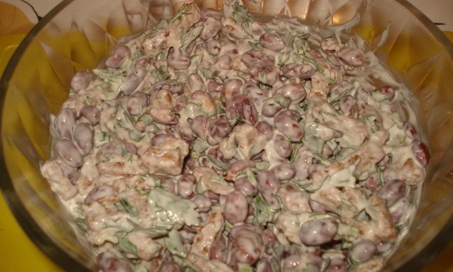 Рецепт салата из красной фасоли с сухариками