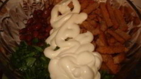 салат из красной фасоли с сухариками