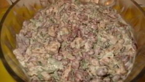 салат из красной фасоли с сухариками